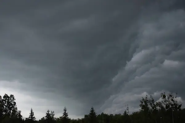 Yağmurlu karanlık fırtına gökyüzü