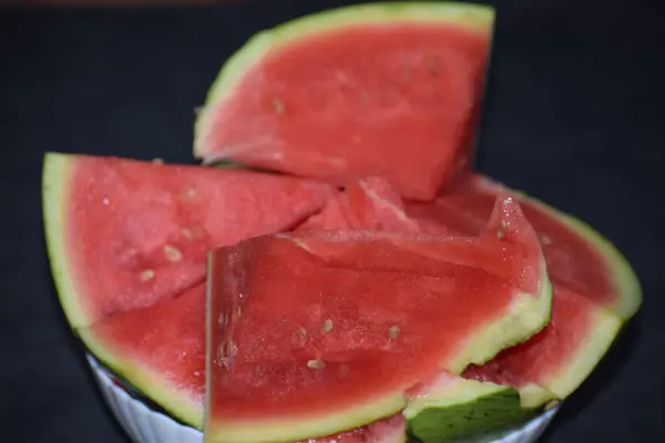 Masada dilimlenmiş karpuz.