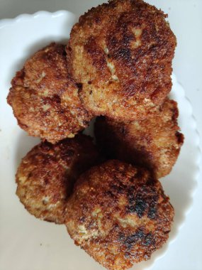 Tavada yakın plan yumurta resmi.