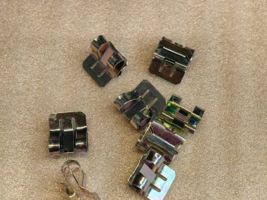 farklı metal elektrik bileşenleri