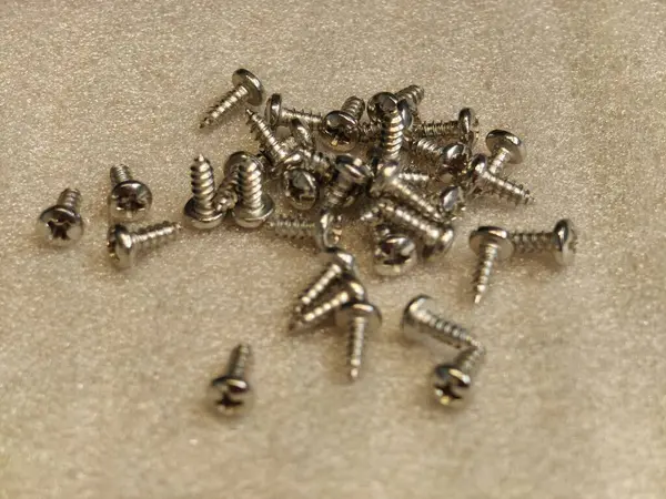 Bir sürü metal cıvata.