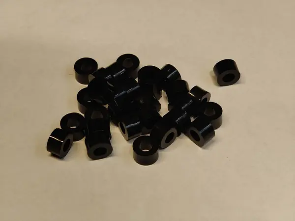 beyaz zemin üzerine siyah vidalar