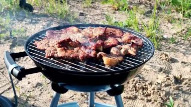 et mangal üzerinde pişirme