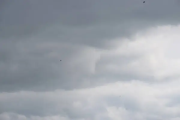 Gökyüzüne yağmur damlaları düşer