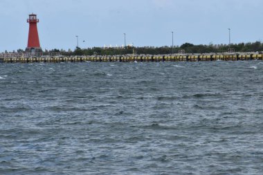 Sahildeki deniz feneri