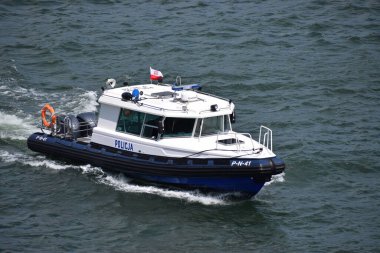 Denizde yelkenli teknesi