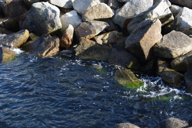 Sahile su sıçrıyor.