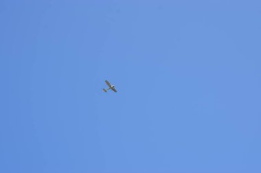 Gökyüzünde uçan uçak