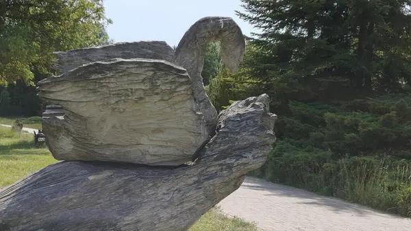 Parktaki bir kadın heykeli