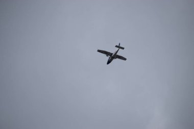 Gökyüzünde bir uçak