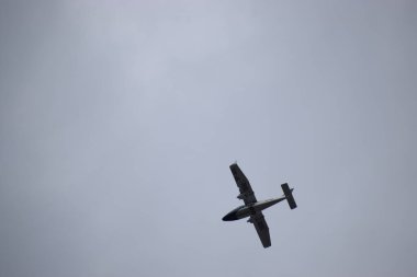 Gökyüzünde uçan küçük bir uçak
