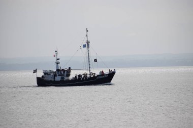 Denizde yelkenli teknesi