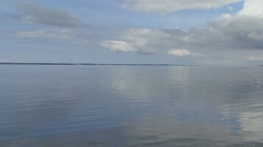 Nehir ve gölü olan güzel bir manzara.