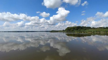 Sakin gölü olan güzel bir manzara.