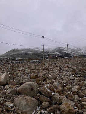 Kışın dağların manzarası