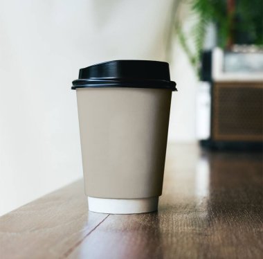 Modern Ayarlarda tek kullanımlık kahve fincanı.