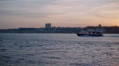 Suyun üstünde güzel bir gün batımı