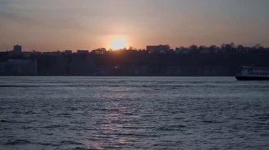 Nehrin üzerinde gün batımı