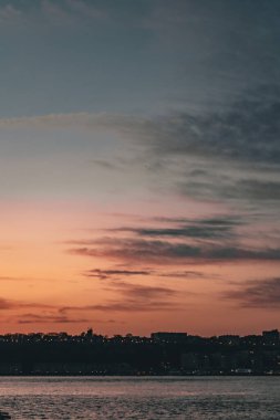 Gün batımında gün batımında denizde, güzel gökyüzünde ve güneşte