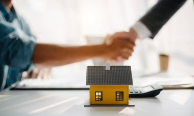  Signing a contract. Client and broker agent, lease agreement, successful deal and  Young business sitting at the desk 