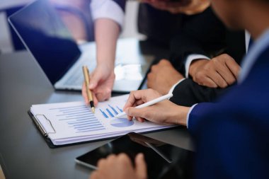 Takım iş toplantı sunumu. El işadamı çalışma projesinde modern ofis. Dizüstü bilgisayar ve tablet ve sabah ışık beyaz Danışma akıllı telefon