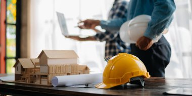 Mühendis Takım Çalışması Toplantısı, Çizim Şirket Ofisi 'ndeki model binasında ortakla birlikte çalışarak proje planı toplantısı üzerinde çalışıyor. Asya endüstrisi profesyonel çayı