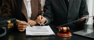 İş ve Erkek Avukat ya da Yargıç, müvekkil, Hukuk ve Hukuk Hizmetleri kavramı ile takım toplantısı yapmak için danışmanlık yapıyor. Müşteri hizmetleri iyi bir işbirliği 