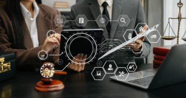 Adalet ve hukuk kavramı. Asyalı kadın avukat, mahkeme salonunda çalışıyor ve yargılıyor. Tokmak, tablet ve dizüstü bilgisayarla çalışıyor.
