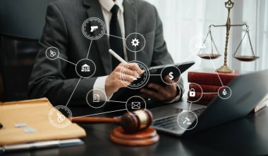 Adalet ve hukuk kavramı. Asyalı kadın avukat, mahkeme salonunda çalışıyor ve yargılıyor. Tokmak, tablet ve dizüstü bilgisayarla çalışıyor.