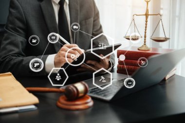 Adalet ve hukuk kavramı. Asyalı kadın avukat, mahkeme salonunda çalışıyor ve yargılıyor. Tokmak, tablet ve dizüstü bilgisayarla çalışıyor.