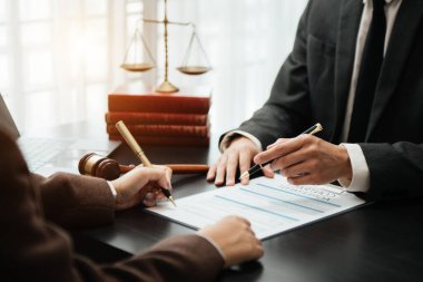 İş kadını ya da hakim danışmanı ve konferansı. Ofisteki hukuk firmasında müvekkil ile takım toplantısı.