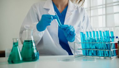 Modern tıbbi araştırma laboratuvarı. Kadın bilim adamı mikro pipetlerle çalışıyor biyokimyasal örnekleri analiz ediyor, ileri bilim kimya laboratuvarı