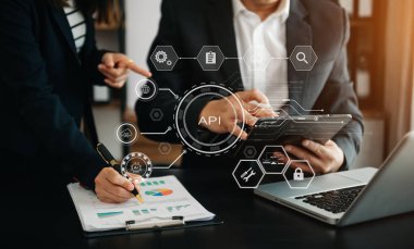 API Uygulama Programlama Arayüzü, laptop, tablet ve akıllı telefon kullanan sanal ekran API yazılım geliştirme aracı, modern teknoloji ve ağ oluşturma aracı