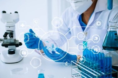 Coronavirus COVID-19 aşısını laboratuvar çalışmalarında tutan ve virüs antikorunun bilimsel örneklerini analiz eden sağlık uzmanı.