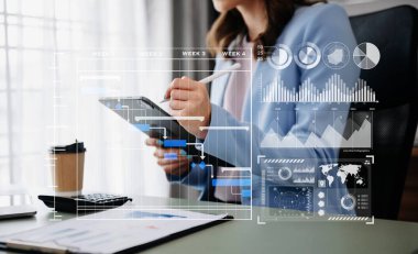 İş adamı el projesi yöneticisi çalışıyor ve görevleri güncelliyor ve Gantt çizelgesi sanal diyagramını hazırlıyor.Dahili ofiste akıllı telefon, tablet ve dizüstü bilgisayarla.