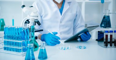 Klinikte, eczanede ve tıbbi araştırma laboratuvarında test tüpleri ve yeni kimyasal madde
