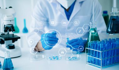 Coronavirus COVID 19 tıbbi test aşısı araştırma ve geliştirme konsepti. Bilimadamı, Coronavirus antikor bilimsel örneğini inceleyip analiz ediyor.