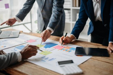 İş Adamları Strateji Planlama Analiz Ofisi Konsepti. Ofisteki yapışkan notlar, dizüstü bilgisayarlar, tablet planlama ve beyin fırtınası stratejileri hakkında notlar yazmak