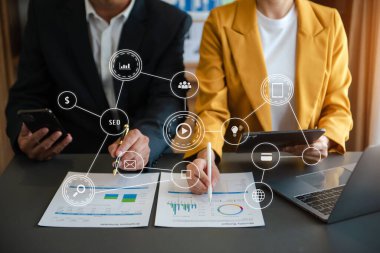 Çalışan takım toplantısı konsepti, akıllı telefon ve dizüstü bilgisayarlı iş dünyası ve sanal arayüz simgeleri ağ diyagramına sahip dijital tablet bilgisayarı