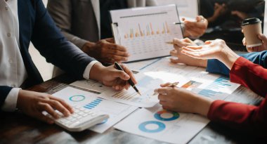 İşletme yöneticileri, iş arkadaşları ve dijital tablet Planlama ve Beyin Fırtınası Stratejileri ile çalışan yeni bir başlangıç projesi üzerinde çalışıyorlar.