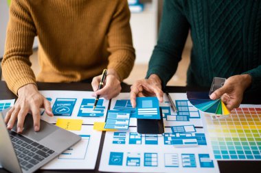 UX grafik tasarımcısı akıllı telefon için prototip geliştirme uygulaması planlama kablosu. Yaratıcı dijital geliştirme ajansı