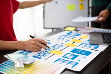UX grafik tasarımcısı akıllı telefon için prototip geliştirme uygulaması planlama kablosu. Yaratıcı dijital geliştirme ajansı.
