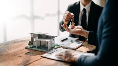 Evin satış temsilcileriyle kontrat imzalamış. Konut sözleşmesi imzalarken ev konsepti al ya da sat