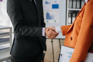 Office, başarı, ilgili, tebrik ve güneş ışığı ortak toplantıda sırasında el sıkışan iki emin iş adamı