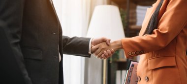 İş ortaklığı tokalaşma kavramı. Fotoğraf iki iş arkadaşının el sıkışma süreci. Harika bir toplantıdan sonra başarılı bir anlaşma.