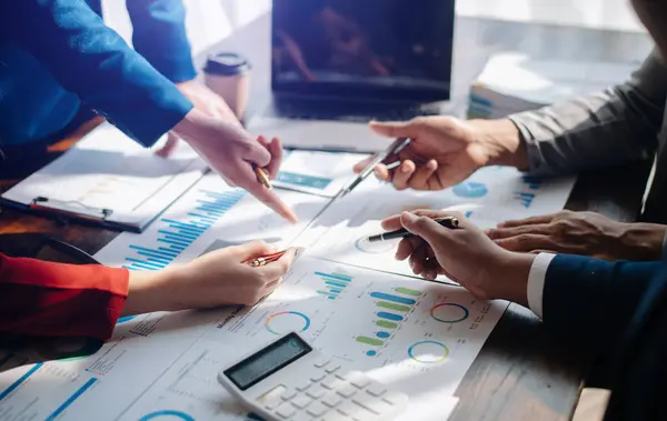 İş Adamları Strateji Planlama Analiz Ofisi Konsepti. Laptop, tablet planlama ve beyin fırtınası stratejileri hakkında notlar yazmak