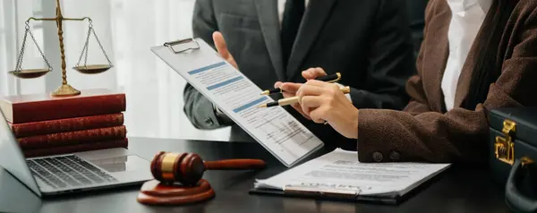 İş ve Erkek Avukat ya da Yargıç, müvekkil, Hukuk ve Hukuk Hizmetleri kavramı ile takım toplantısı yapmak için danışmanlık yapıyor. Müşteri hizmetleri iyi bir işbirliği 