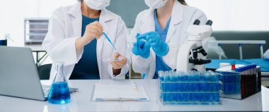 Tıbbi ekip doktorlarla toplantı yapıyor. Bir tıp laboratuvarında araştırma yapan genç bilim adamları, bir araştırmacı.... 