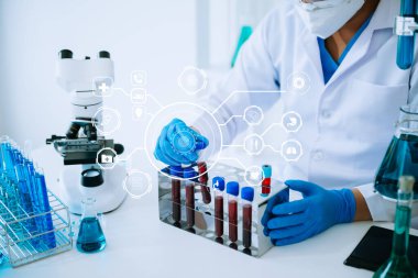 Coronavirus COVID-19 aşısını laboratuvar çalışmalarında tutan ve virüs antikorunun bilimsel örneklerini analiz eden sağlık uzmanı.