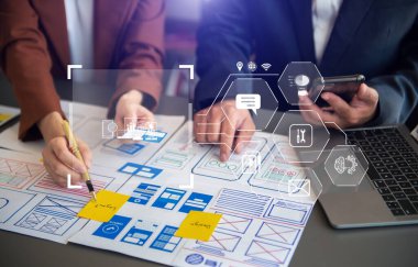 UX grafik tasarımcısı akıllı telefon için prototip geliştirme uygulaması planlama kablosu. VR simgesiyle yaratıcı dijital